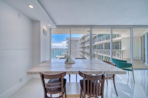 Condo in North Bay Village, Florida, 2 bedrooms  № 1888169 - photo 5