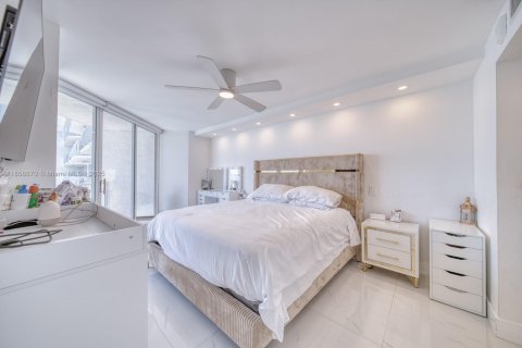 Condo in North Bay Village, Florida, 2 bedrooms  № 1888169 - photo 19