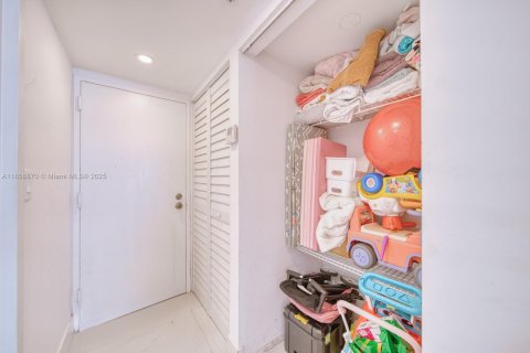 Condo in North Bay Village, Florida, 2 bedrooms  № 1888169 - photo 24