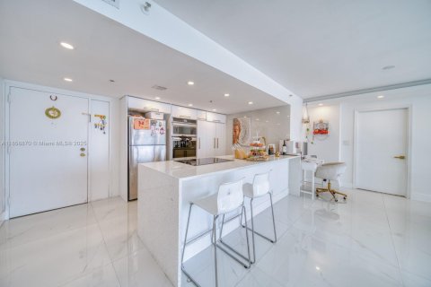Condo in North Bay Village, Florida, 2 bedrooms  № 1888169 - photo 9