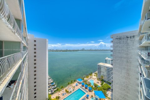 Condo in North Bay Village, Florida, 2 bedrooms  № 1888169 - photo 1