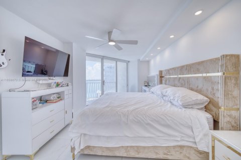 Condo in North Bay Village, Florida, 2 bedrooms  № 1888169 - photo 17