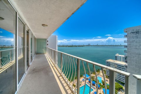 Condo in North Bay Village, Florida, 2 bedrooms  № 1888169 - photo 3