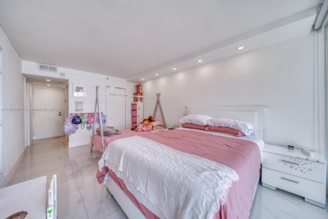 Condo in North Bay Village, Florida, 2 bedrooms  № 1888169 - photo 26