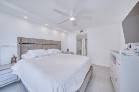 Condo in North Bay Village, Florida, 2 bedrooms  № 1888169 - photo 15