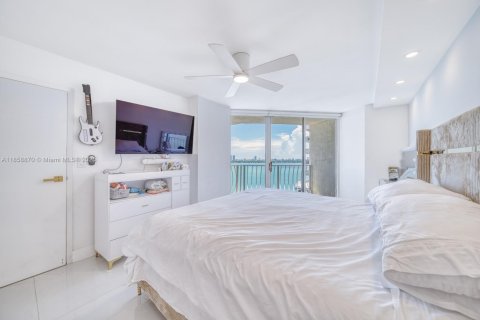 Condo in North Bay Village, Florida, 2 bedrooms  № 1888169 - photo 16