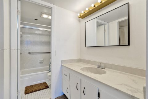 Condo in Pembroke Pines, Florida, 1 bedroom  № 1953983 - photo 16
