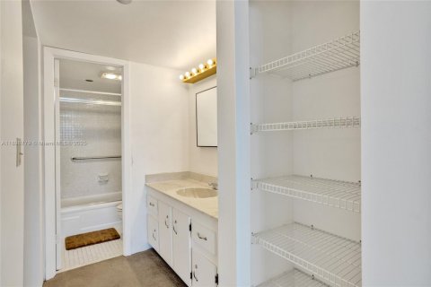 Condo in Pembroke Pines, Florida, 1 bedroom  № 1953983 - photo 15