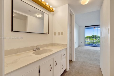 Condo in Pembroke Pines, Florida, 1 bedroom  № 1953983 - photo 17
