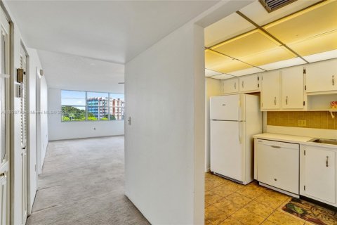 Condo in Pembroke Pines, Florida, 1 bedroom  № 1953983 - photo 3