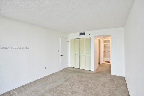 Condo in Pembroke Pines, Florida, 1 bedroom  № 1953983 - photo 13