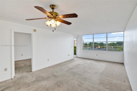 Condo in Pembroke Pines, Florida, 1 bedroom  № 1953983 - photo 6