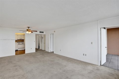 Condo in Pembroke Pines, Florida, 1 bedroom  № 1953983 - photo 9