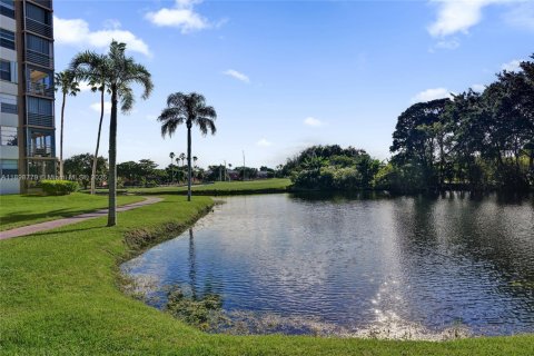 Condo in Pembroke Pines, Florida, 1 bedroom  № 1953983 - photo 29