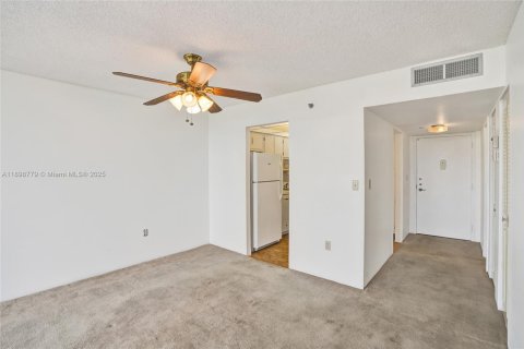 Condo in Pembroke Pines, Florida, 1 bedroom  № 1953983 - photo 8