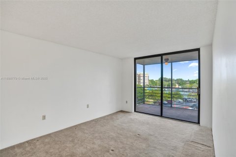 Condo in Pembroke Pines, Florida, 1 bedroom  № 1953983 - photo 11