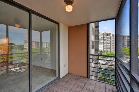 Condo in Pembroke Pines, Florida, 1 bedroom  № 1953983 - photo 20