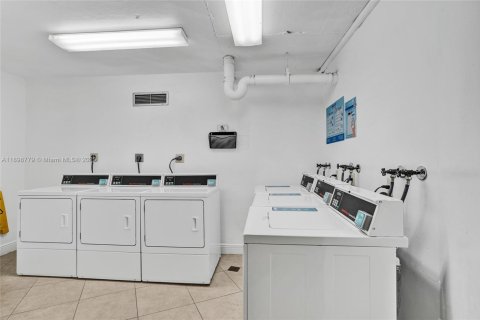 Condo in Pembroke Pines, Florida, 1 bedroom  № 1953983 - photo 23