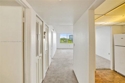 Condo in Pembroke Pines, Florida, 1 bedroom  № 1953983 - photo 2