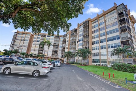 Condo in Pembroke Pines, Florida, 1 bedroom  № 1953983 - photo 1
