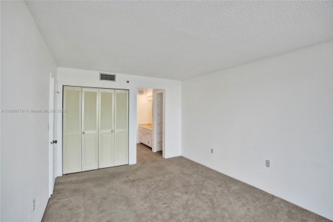 Condo in Pembroke Pines, Florida, 1 bedroom  № 1953983 - photo 14