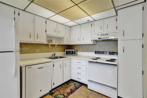 Condo in Pembroke Pines, Florida, 1 bedroom  № 1953983 - photo 5