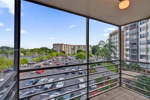 Condo in Pembroke Pines, Florida, 1 bedroom  № 1953983 - photo 21