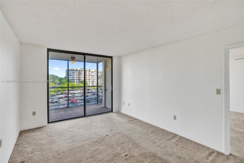 Condo in Pembroke Pines, Florida, 1 bedroom  № 1953983 - photo 12