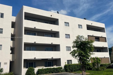 Condominio en venta en Hialeah, Florida, 2 dormitorios, 95.22 m2 № 1890956 - foto 3