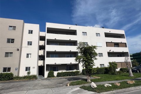 Condominio en venta en Hialeah, Florida, 2 dormitorios, 95.22 m2 № 1890956 - foto 1