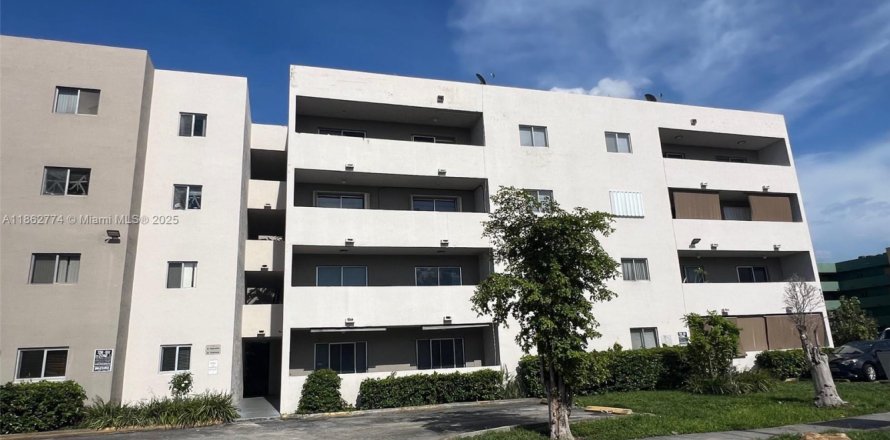 Condominio en Hialeah, Florida, 2 dormitorios № 1890956