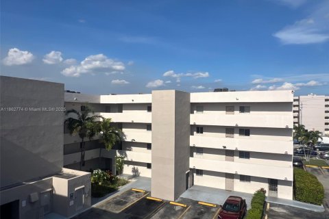 Condominio en venta en Hialeah, Florida, 2 dormitorios, 95.22 m2 № 1890956 - foto 5