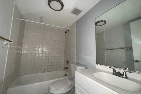 Condominio en venta en Hialeah, Florida, 2 dormitorios, 95.22 m2 № 1890956 - foto 10