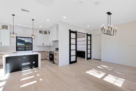 House in Winter Park, Florida 3 bedrooms, 208.29 sq.m. № 1865942 - photo 14