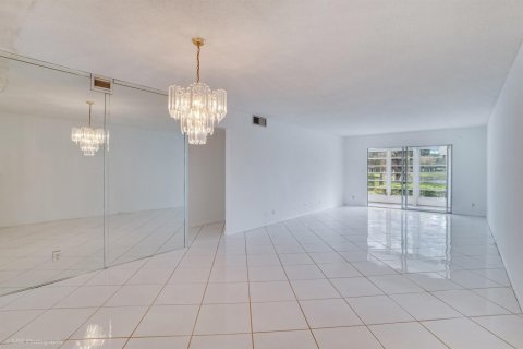 Condo in Coconut Creek, Florida, 2 bedrooms  № 2184641 - photo 11