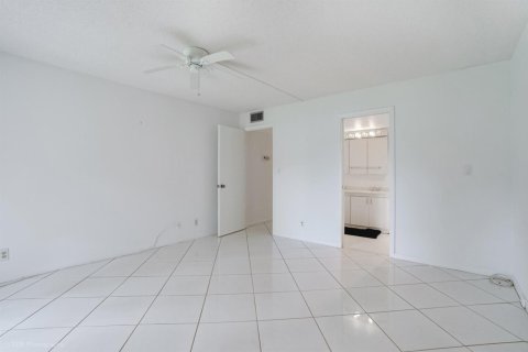 Condo in Coconut Creek, Florida, 2 bedrooms  № 2184641 - photo 8