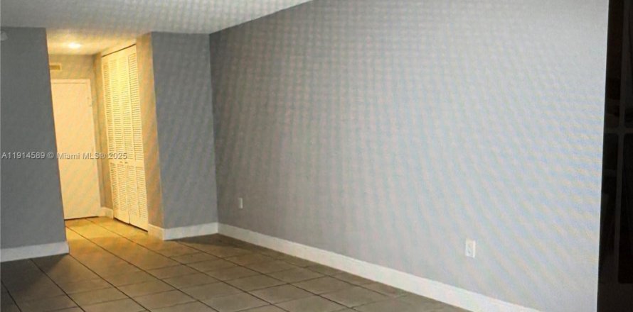 Кондоминиум с 1 спальней в Норт-Майами, Флорида № 1970042