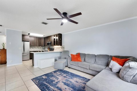 House in Sunrise, Florida 3 bedrooms, 168.62 sq.m. № 2087008 - photo 18