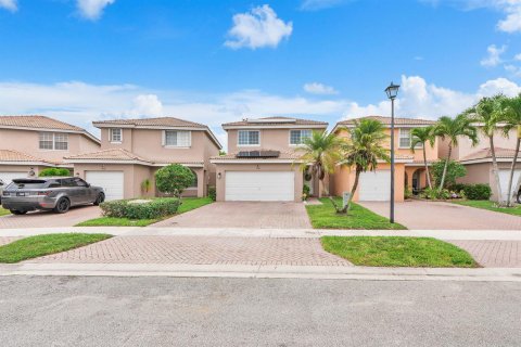 House in Sunrise, Florida 3 bedrooms, 168.62 sq.m. № 2087008 - photo 2