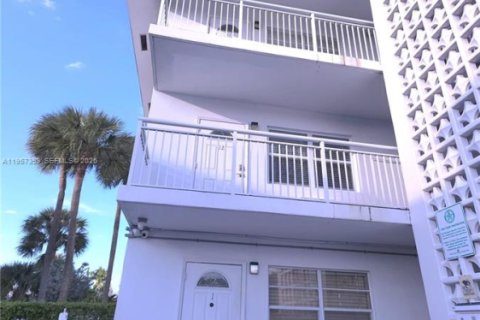 Condominio en venta en Deerfield Beach, Florida, 1 dormitorio, 39.95 m2 № 2011327 - foto 2