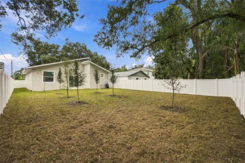 House in Tampa, Florida 4 bedrooms, 137.31 sq.m. № 2308054 - photo 6