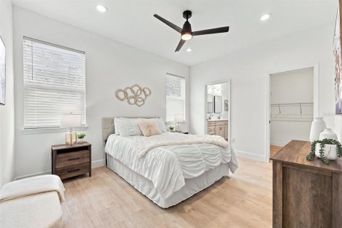 House in Tampa, Florida 4 bedrooms, 137.31 sq.m. № 2308054 - photo 13
