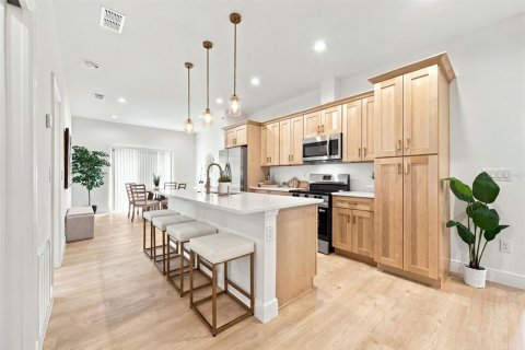 House in Tampa, Florida 4 bedrooms, 137.31 sq.m. № 2308054 - photo 9