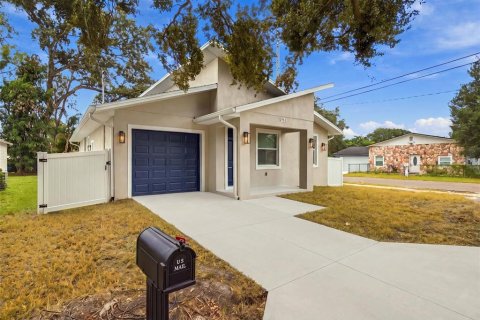 House in Tampa, Florida 4 bedrooms, 137.31 sq.m. № 2308054 - photo 2