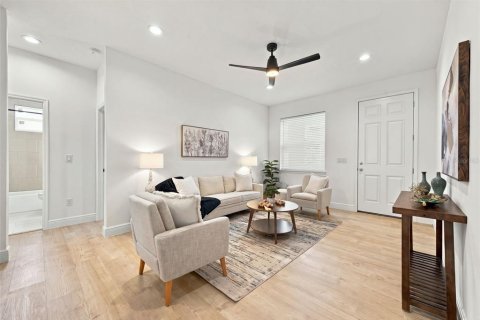 House in Tampa, Florida 4 bedrooms, 137.31 sq.m. № 2308054 - photo 8