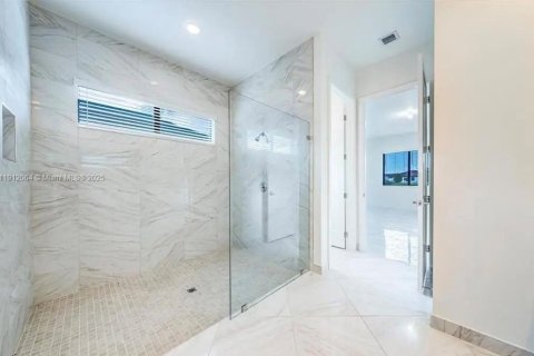 House in Ave Maria, Florida 5 bedrooms, 327.2 sq.m. № 2054354 - photo 6