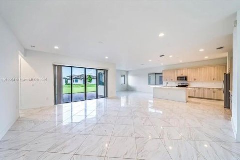 House in Ave Maria, Florida 5 bedrooms, 327.2 sq.m. № 2054354 - photo 9