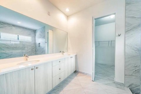 House in Ave Maria, Florida 5 bedrooms, 327.2 sq.m. № 2054354 - photo 7