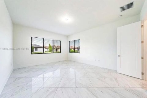 House in Ave Maria, Florida 5 bedrooms, 327.2 sq.m. № 2054354 - photo 5