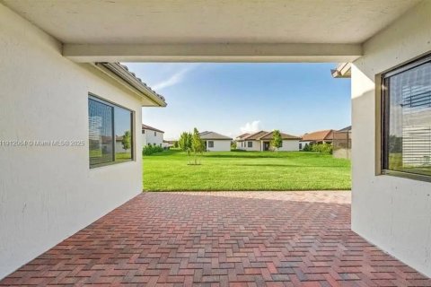 House in Ave Maria, Florida 5 bedrooms, 327.2 sq.m. № 2054354 - photo 11